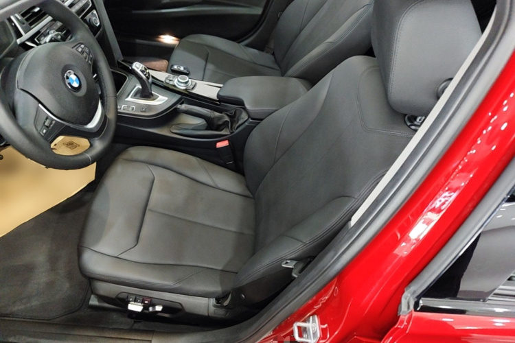 BMW 3 Series 2017 car image #19