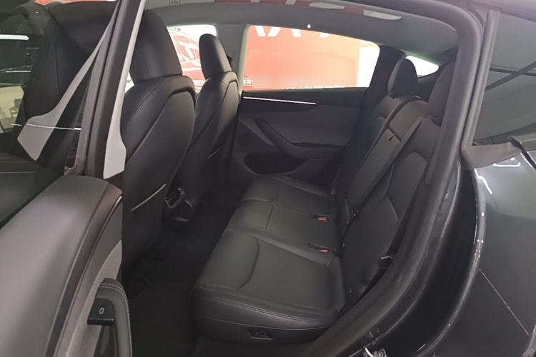 Tesla Model Y 2025 immagine di auto #17