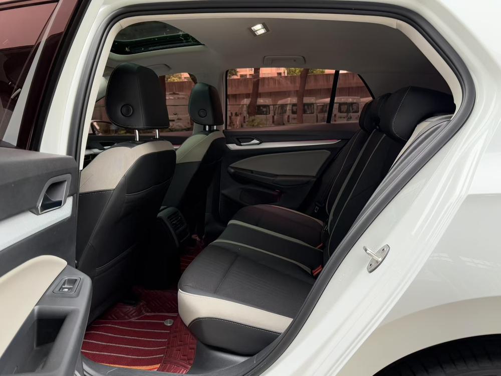 Volkswagen Golf 2022 car image #9