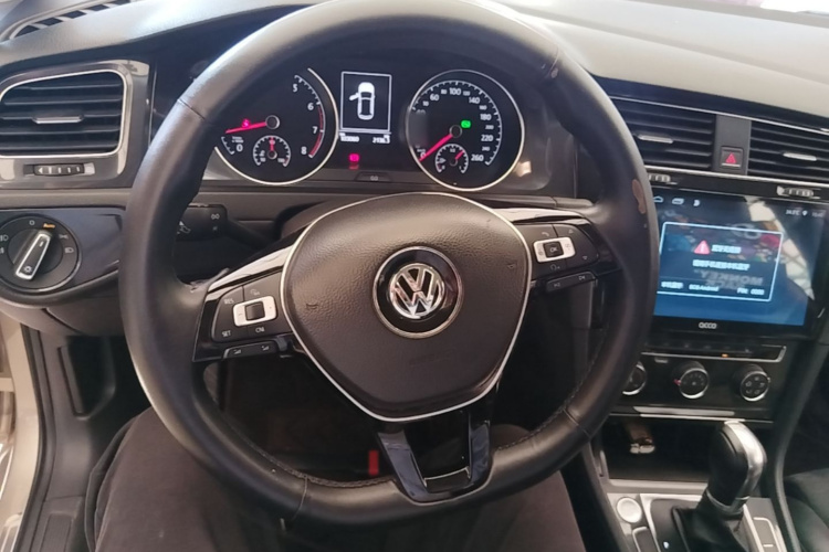 Volkswagen Golf 2018 car image #11