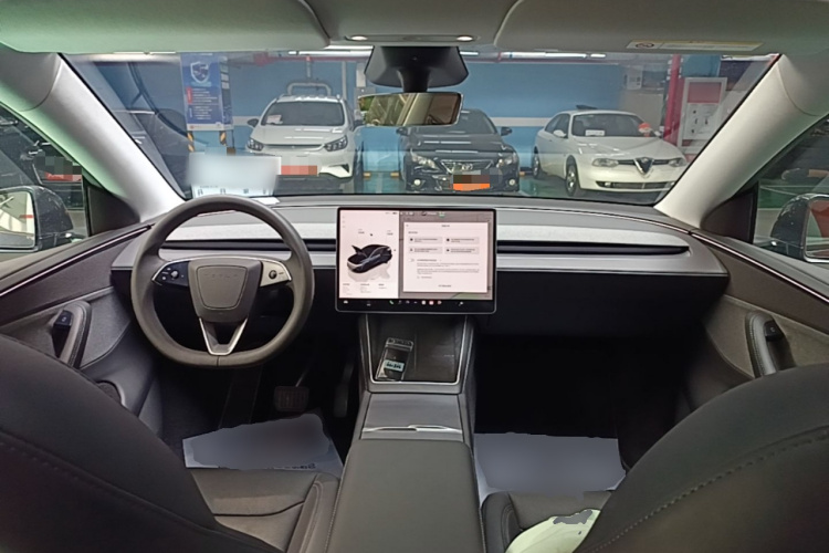Tesla Model Y 2025 immagine di auto #10