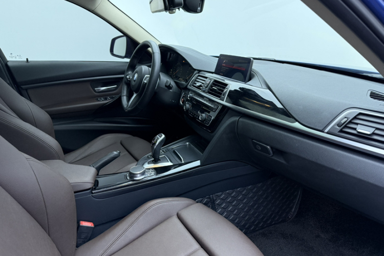 BMW 3 Series 2019 #23 BMW 3 Series 2019 car image #23