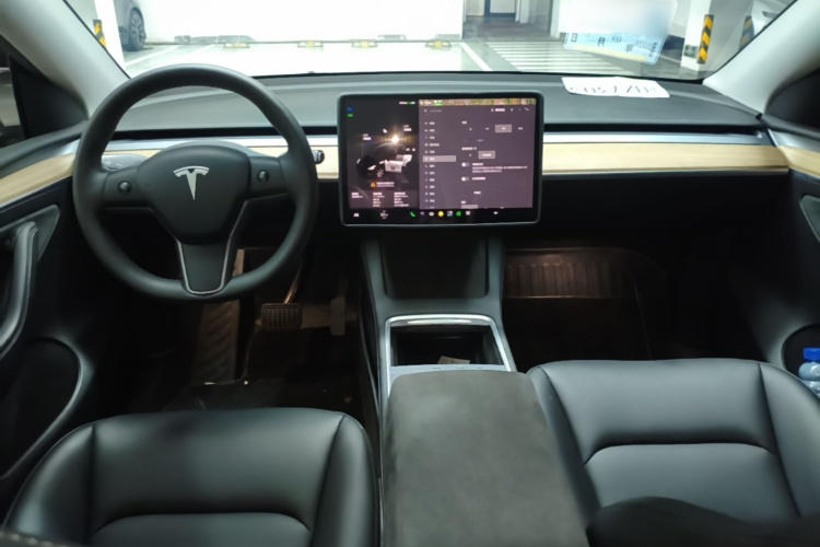 Tesla Model Y 2023 car image #11