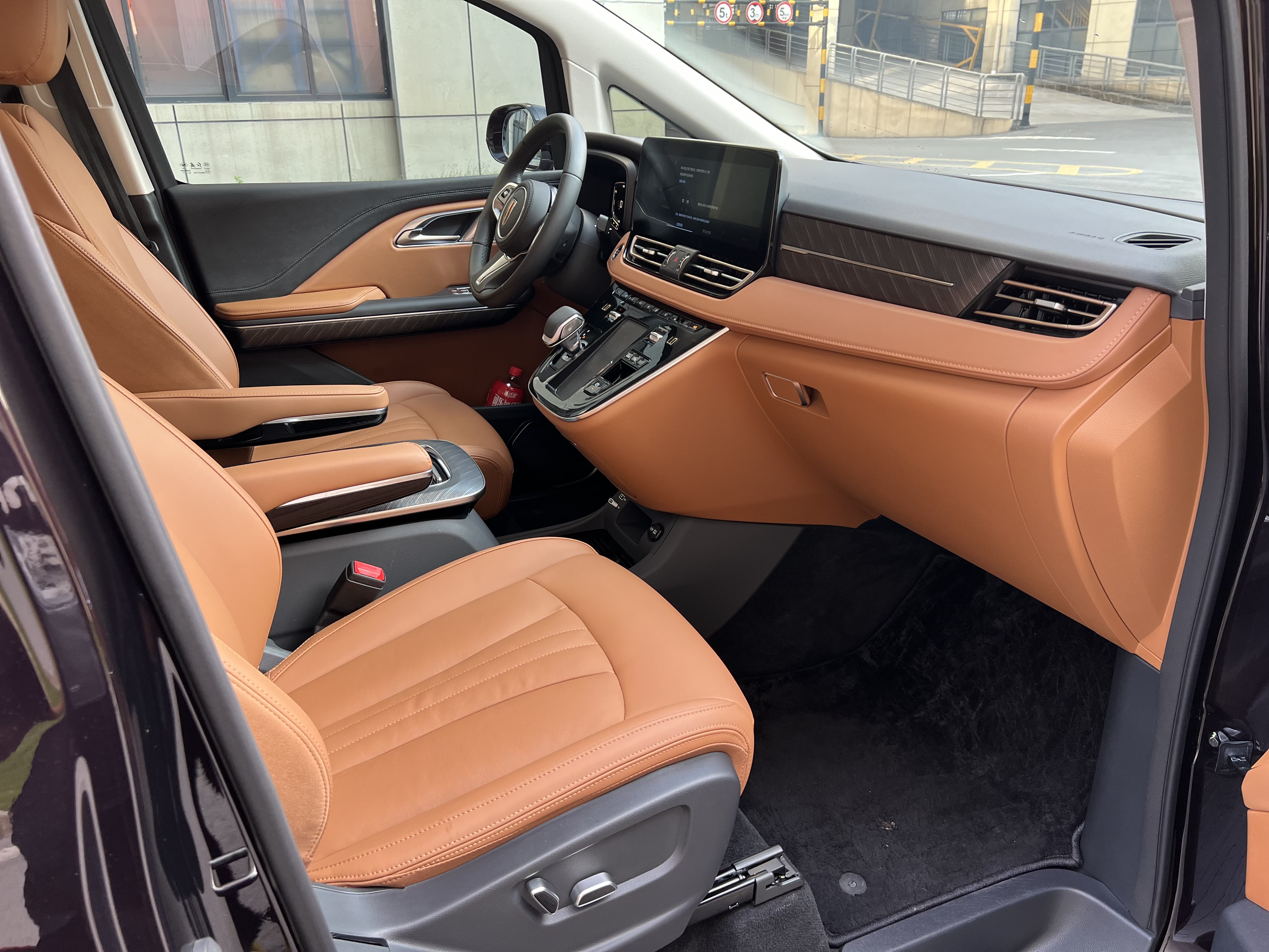 HongQi HQ9 PHEV 2024 #57 HongQi HQ9 PHEV 2024 car image #57