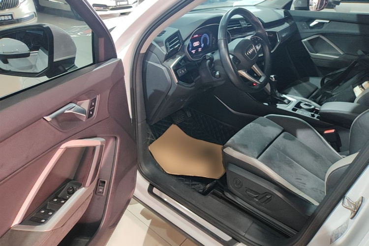 Audi Q3 2021 car image #16