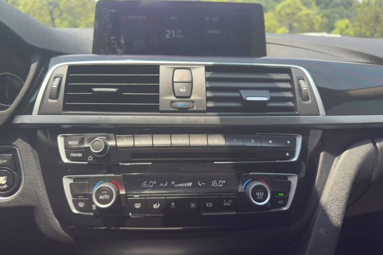 BMW 3 Series 2019 car image #27