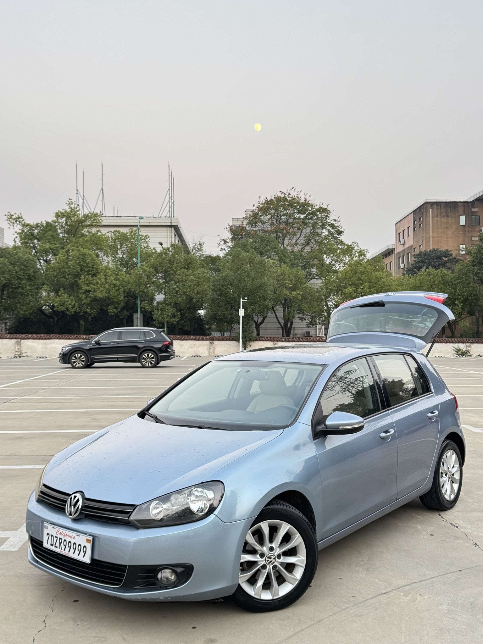 Volkswagen Golf 2012 car image 