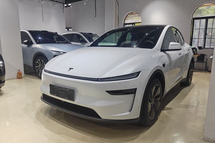 Tesla Model Y 2026 car image #2