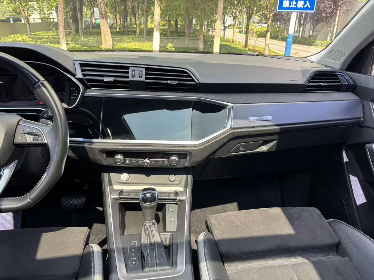 Audi Q3 2019 car image #10