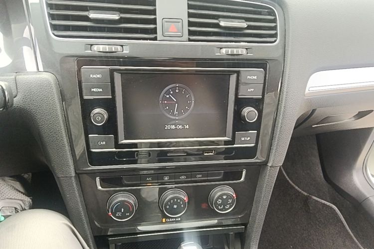 Volkswagen Golf 2018 car image #13