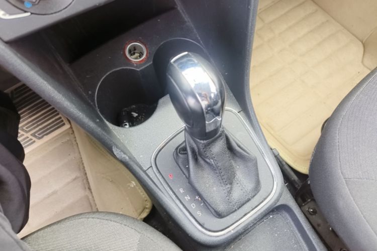 Volkswagen Polo 2015 car image #19