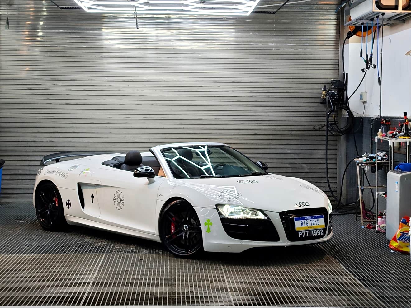 Audi R8 2012 car image 