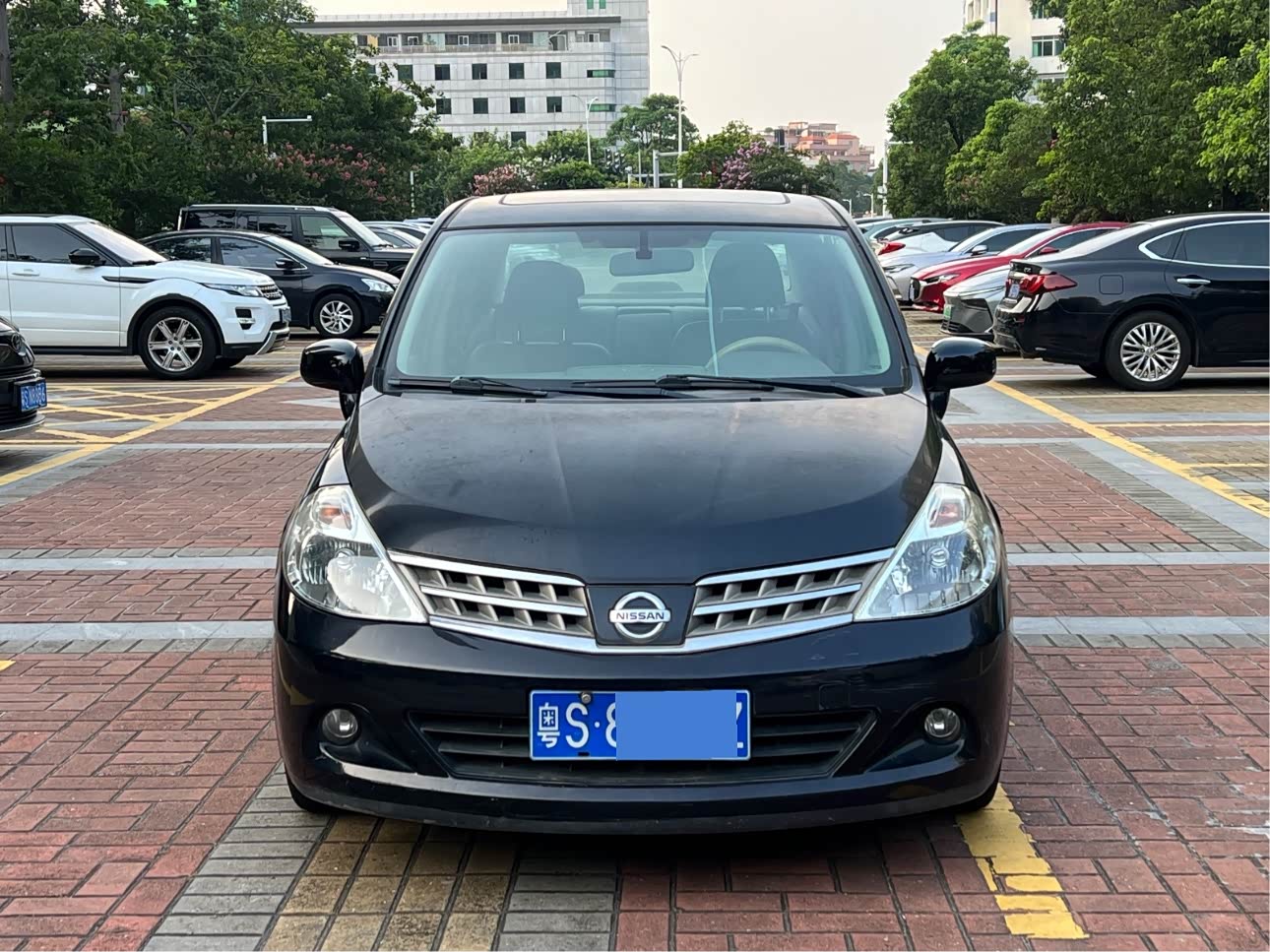 Nissan Tiida Sedan 2010 汽车图片 