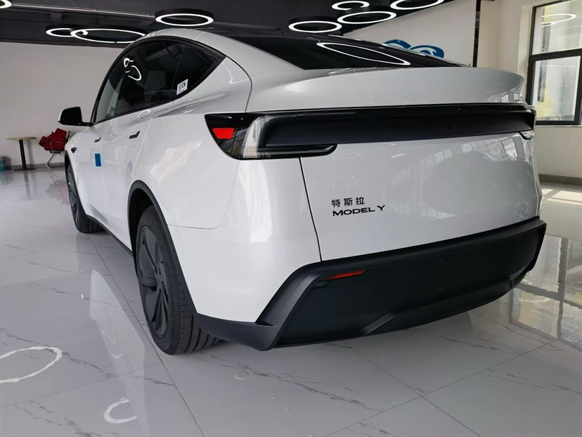 Tesla Model Y 2026 #9 Tesla Model Y 2026 car image #9