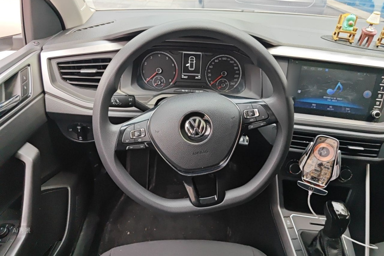 Volkswagen Polo 2020 car image #12
