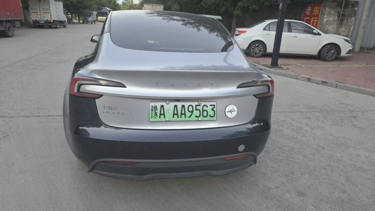 Tesla Model 3 2024 car image #3