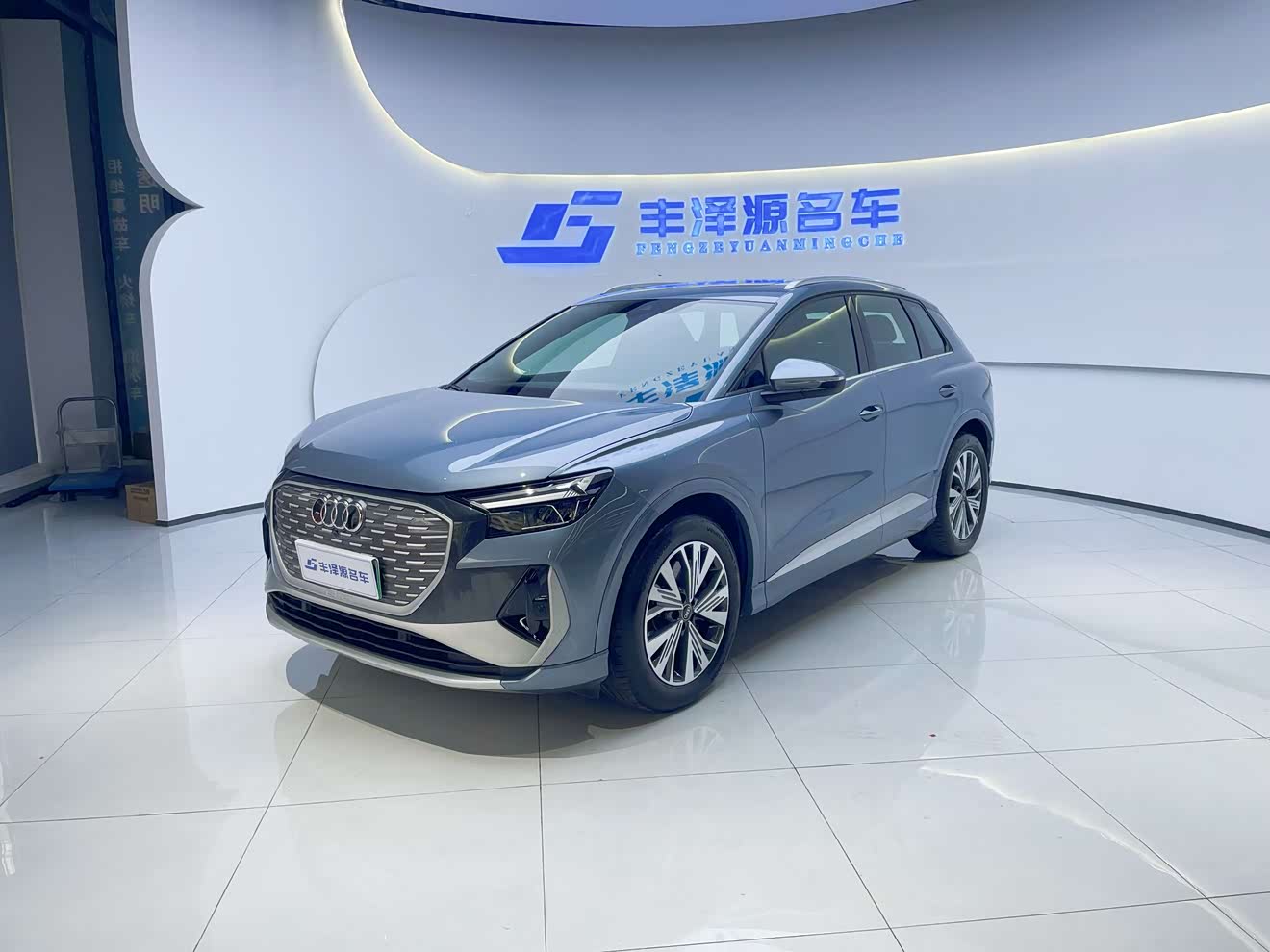 Audi Q4 e-tron 2024 immagine di auto 