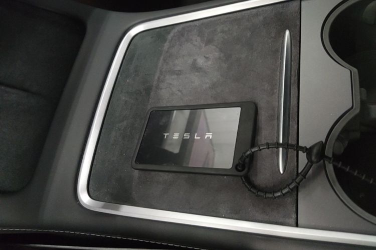 Tesla Model Y 2023 car image #9