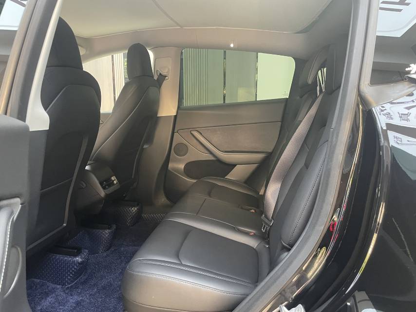 Tesla Model Y 2021 car image #9