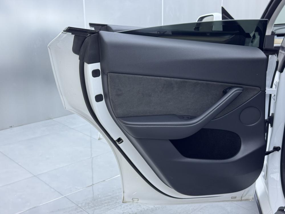 Tesla Model Y 2021 car image #14