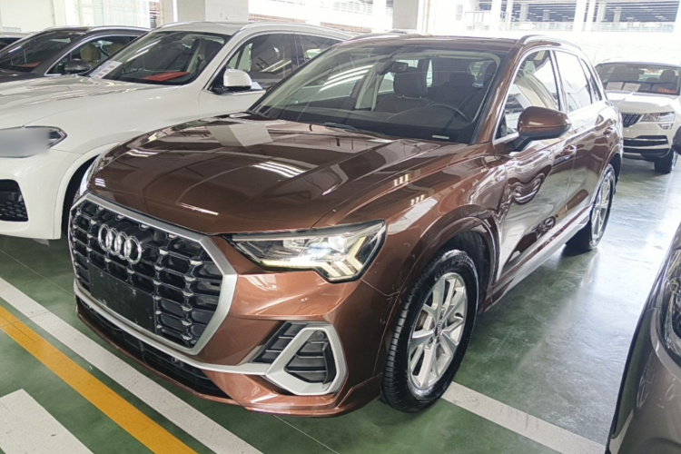 Audi Q3 2019 car image #2