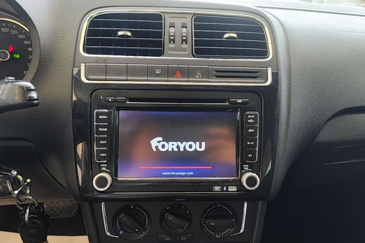 Volkswagen Polo 2015 car image #13