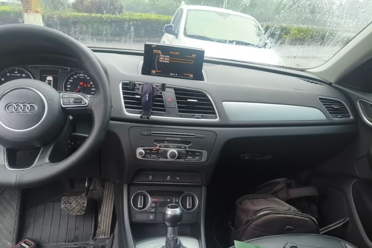Audi Q3 2016 car image #13