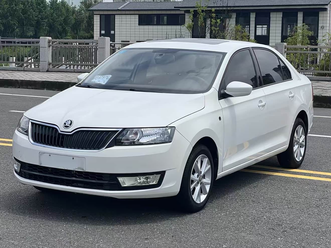Skoda Rapid 2016 car image 