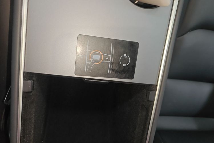 Tesla Model Y 2022 car image #9