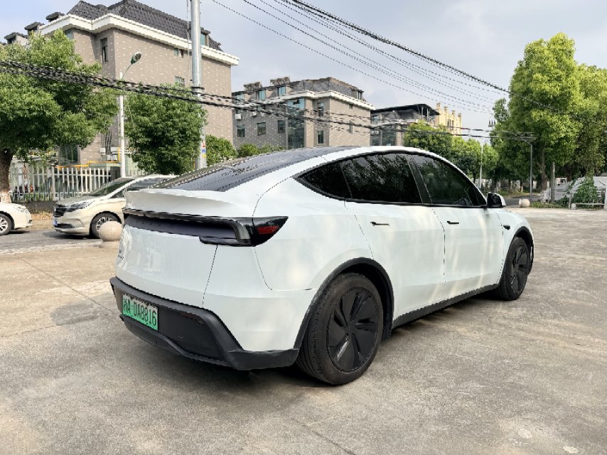 Tesla Model Y 2025 car image #7