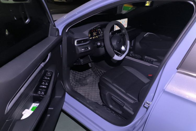 GEELY Emgrand 2024 car image #13