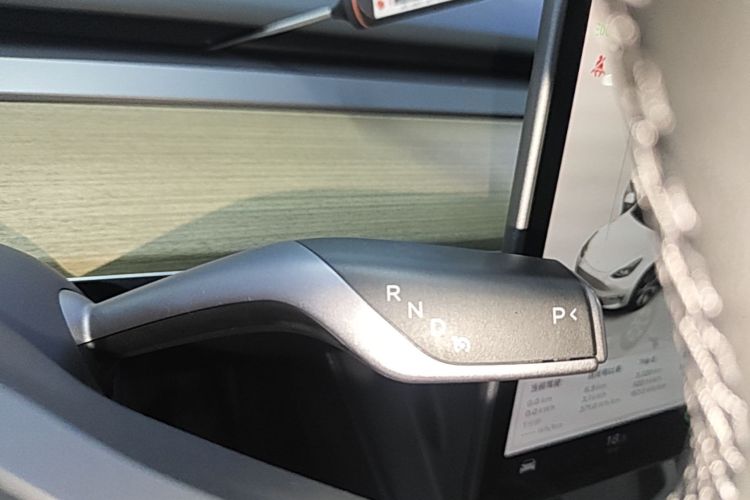 Tesla Model Y 2023 car image #18