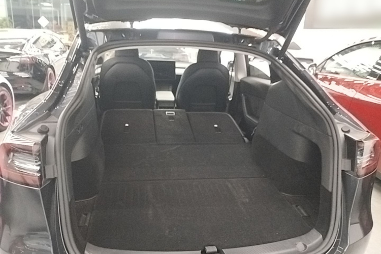 Tesla Model Y 2024 car image #21
