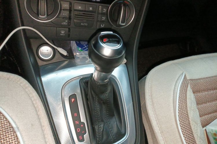 Audi Q3 2016 car image #16