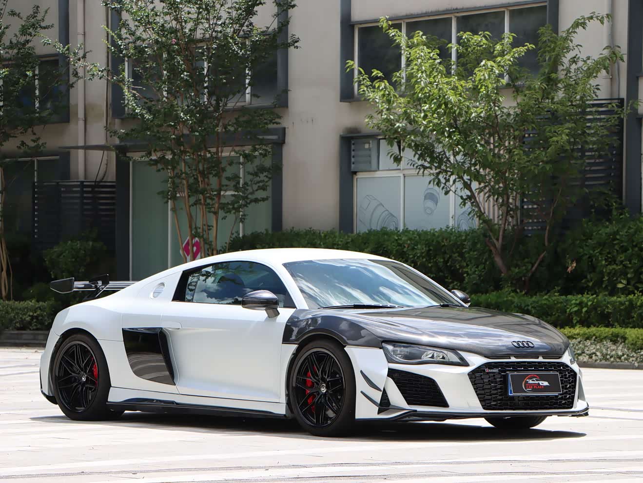 Audi R8 2012 car image 