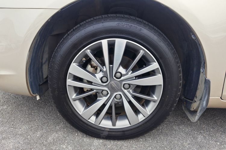 GEELY Emgrand 2019 car image #12
