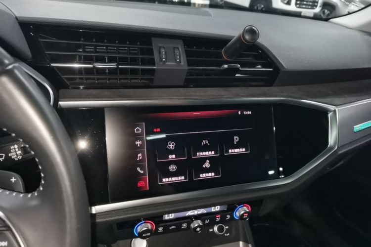 Audi Q3 2020 car image #15