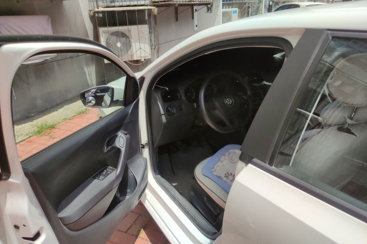 Volkswagen Polo 2017 car image #9