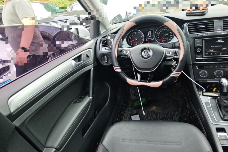 Volkswagen Golf 2018 car image #11