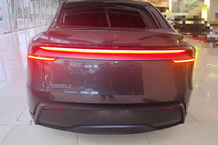 Tesla Model Y 2025 #6 Tesla Model Y 2025 car image #6