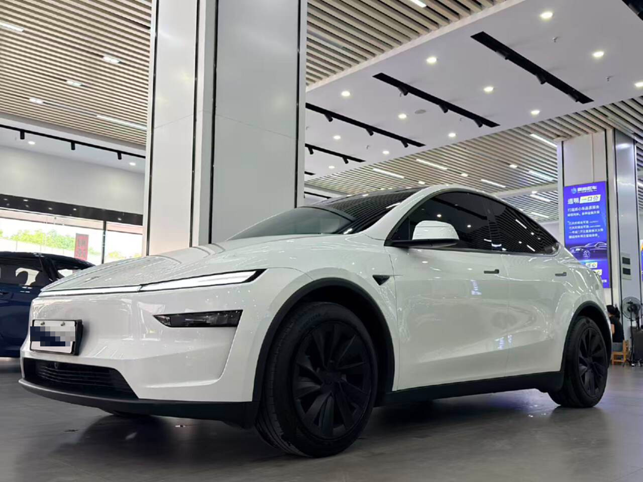 Tesla Model Y 2025 car image #2