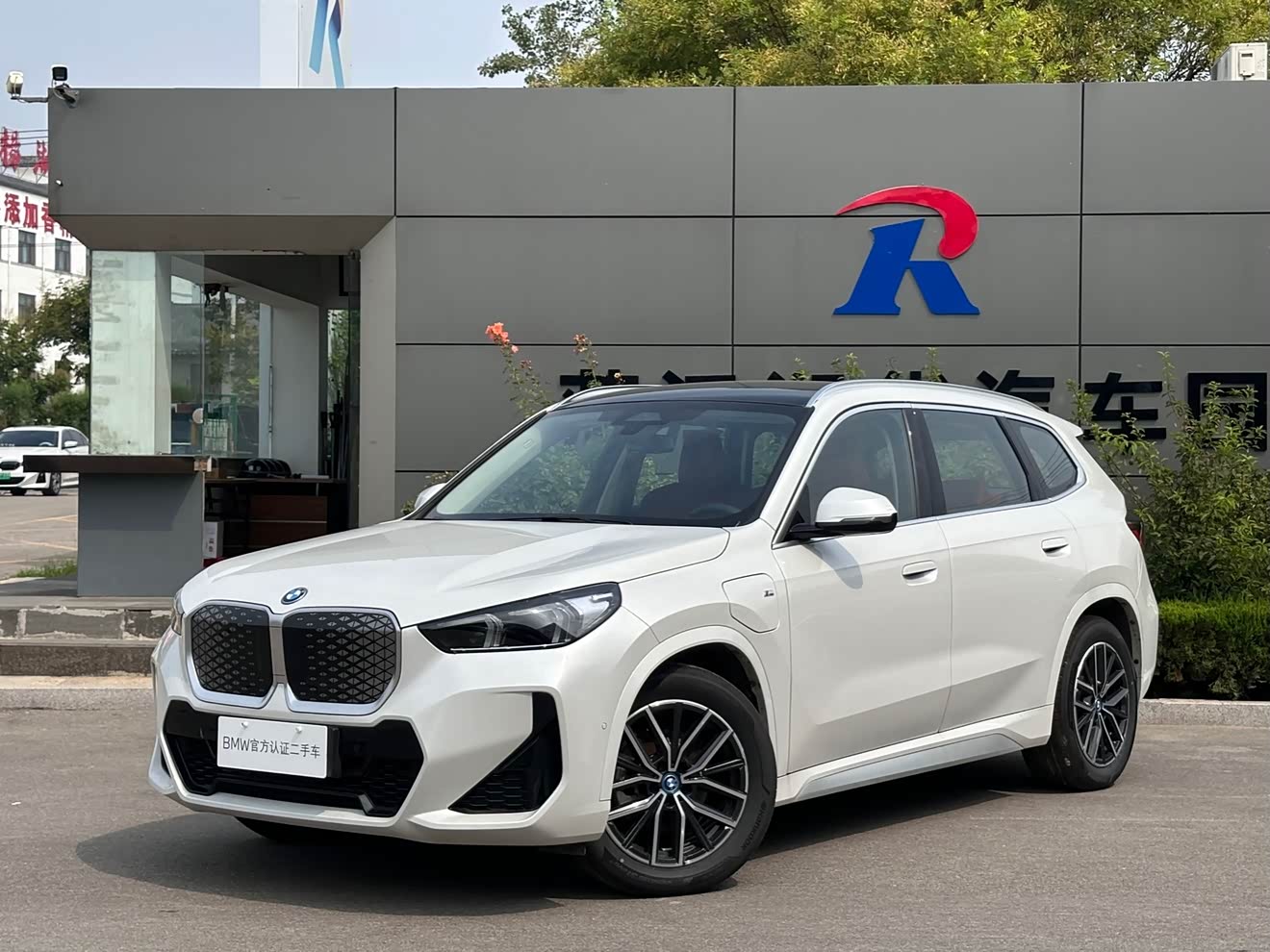 BMW iX1 2024 car image 