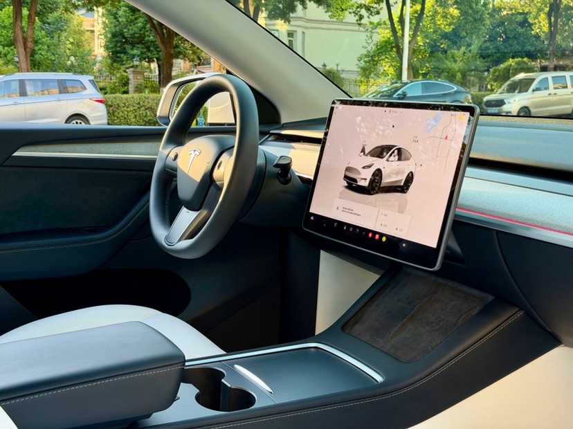 Tesla Model Y 2024 #8 Tesla Model Y 2024 car image #8