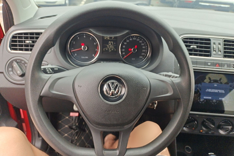 Volkswagen Polo 2014 car image #11