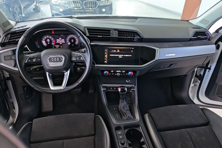 Audi Q3 2019 car image #10