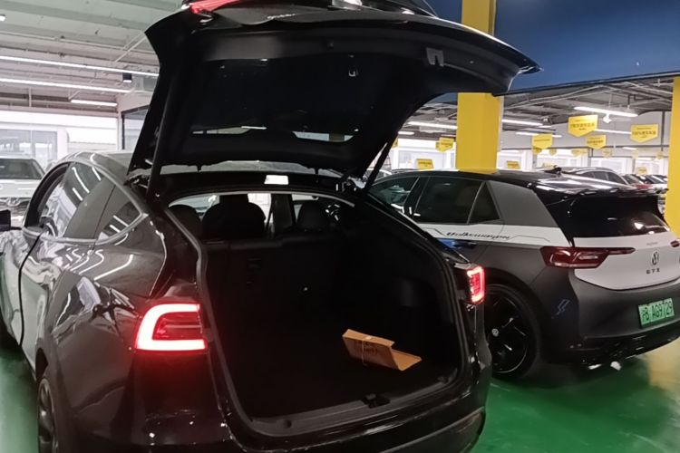 Tesla Model Y 2023 car image #19