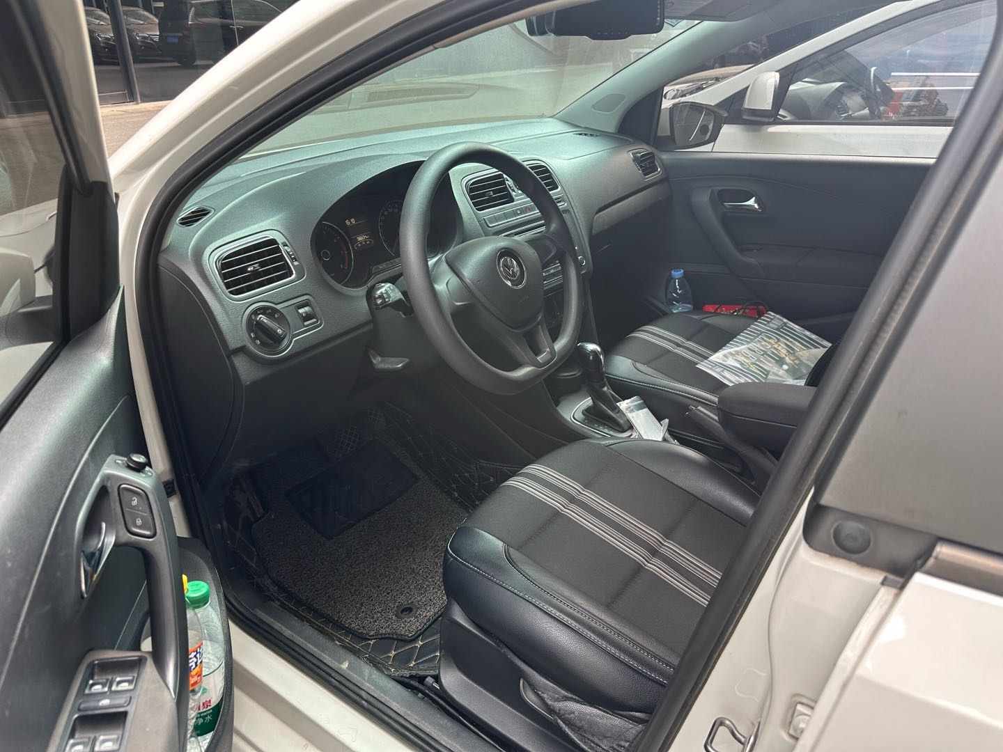 Volkswagen Polo 2015 car image #8
