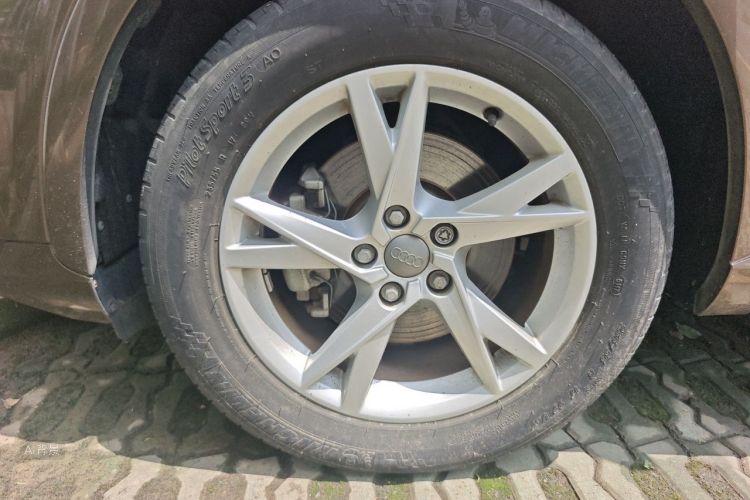 Audi Q3 2018 car image #9