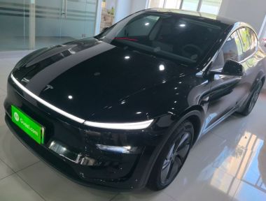 Tesla Model Y 2025 immagine di auto 