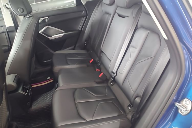 Audi Q3 2019 car image #17